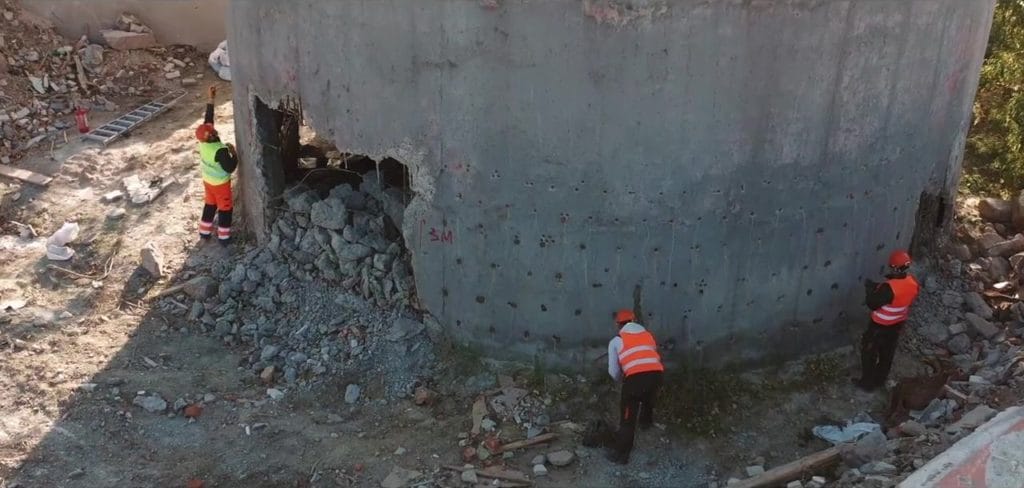 закладка динаміту - відповідальна операція - демонтаж димової труби!