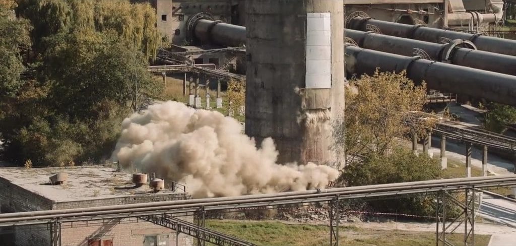 демонтаж методом підриву димової труби - момент вибуху