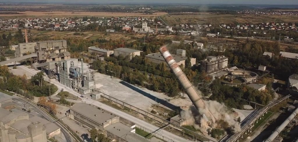 велетенська конструкція з металу та бетону падає у заплановане місце 