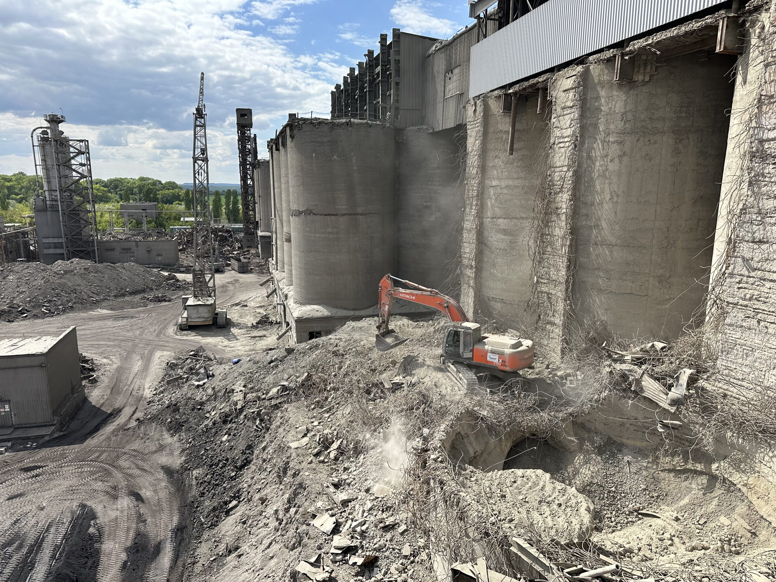 Демонтаж промислових об’єктів: Особливості та складнощі роботи з заводами та фабриками