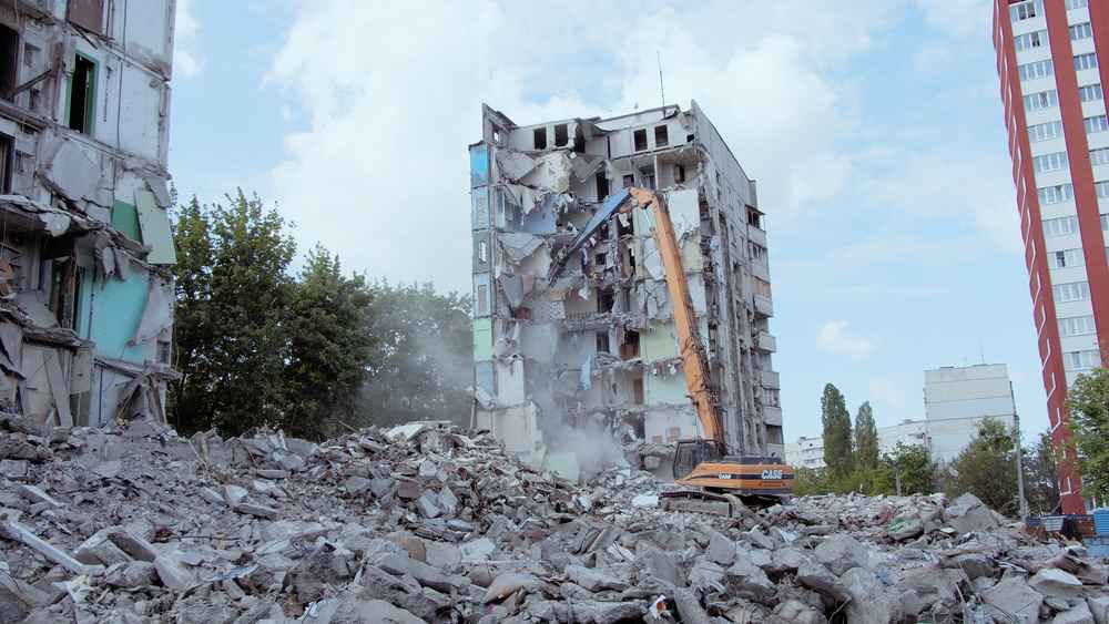 Демонтаж панельного будинку – технології, виклики та екологічний підхід